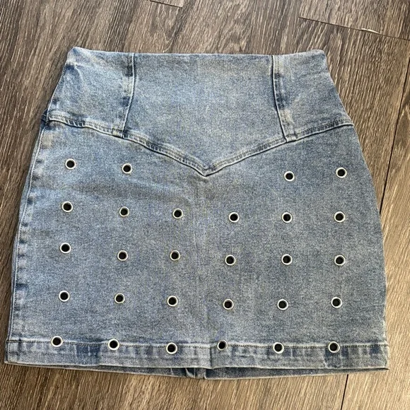 Avec Les Filles Grommet Denim Mini Skirt - Picture 4 of 10